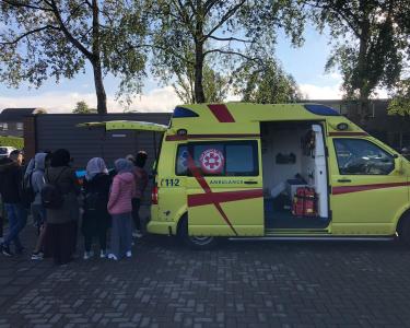 De leerlingen konden een kijkje nemen bij de ambulance